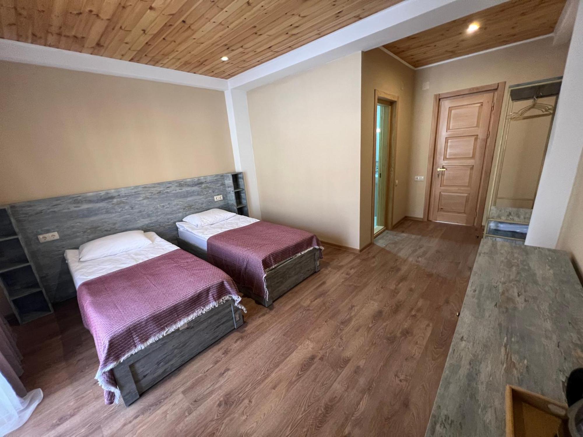Anne'S Hotel In Местия Экстерьер фото
